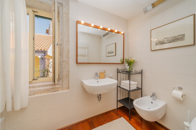 rovinj old town apartment for rent bathroom
